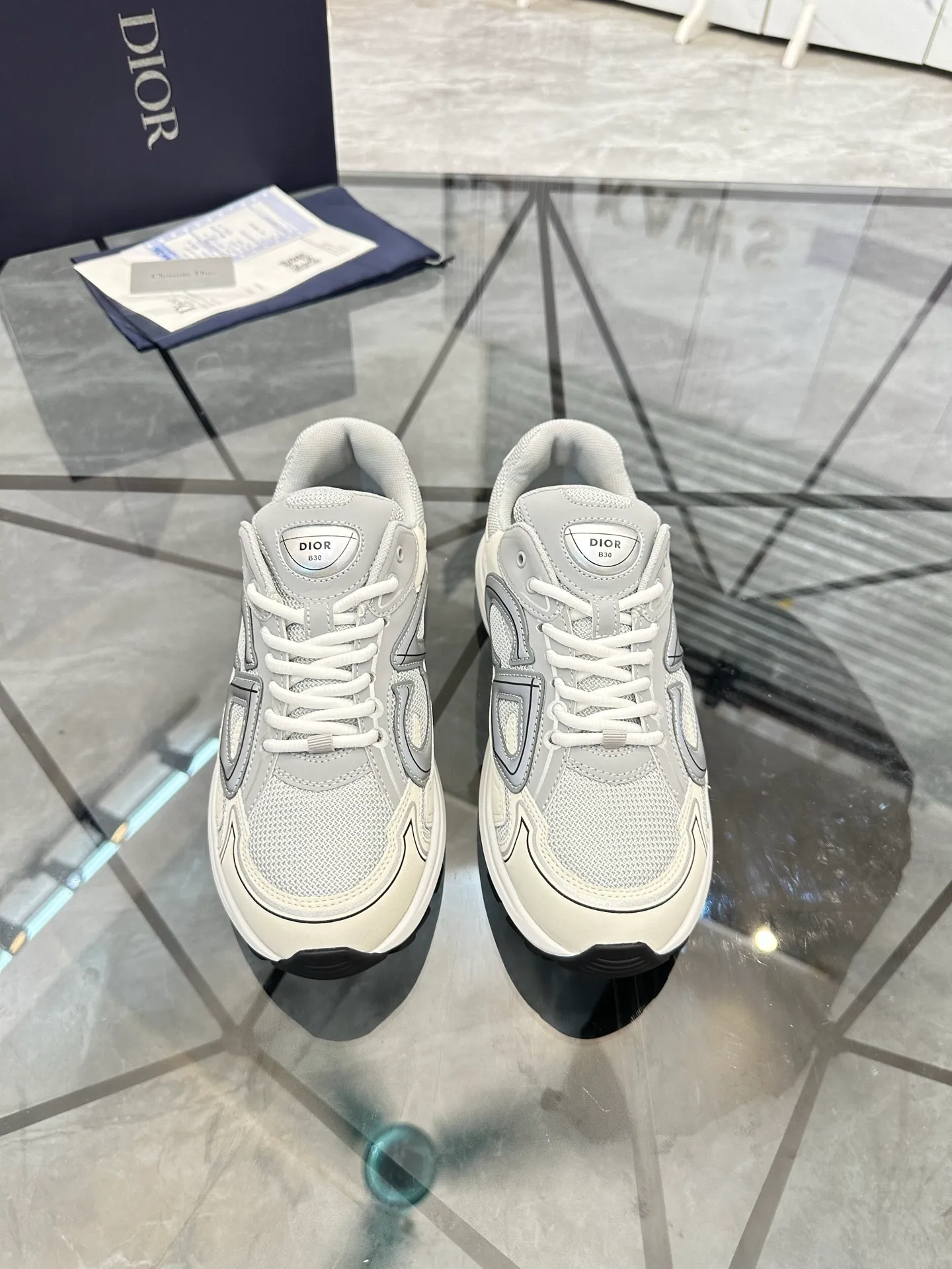 Men's shoes: 💰P400¥ Available in Guangzhou Product trademark: Dior* "Dior*" low-top casual shoes Regular size: 35-46 (can be customized to 47) Couple style Product materials: Upper imported cowhide stitched with original fabric, breathable lining, ultra-light foam original outsole. No.: 007